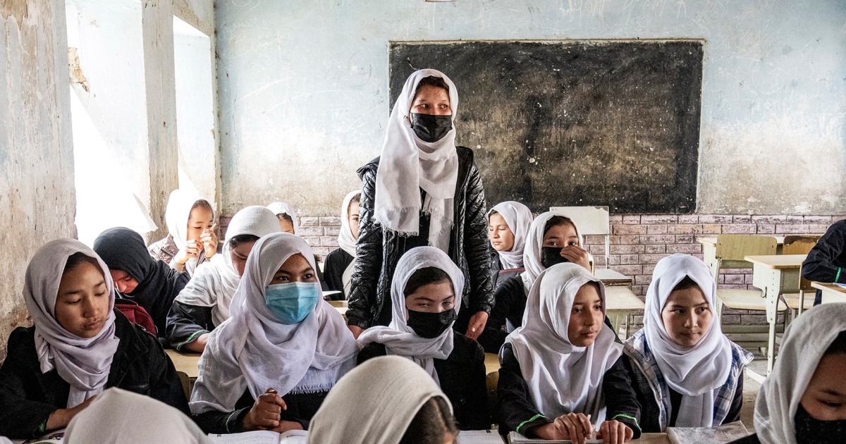 Образователните политики на талибаните вредят както на момчетата, така и на момичетата в Афганистан, казва правозащитна група