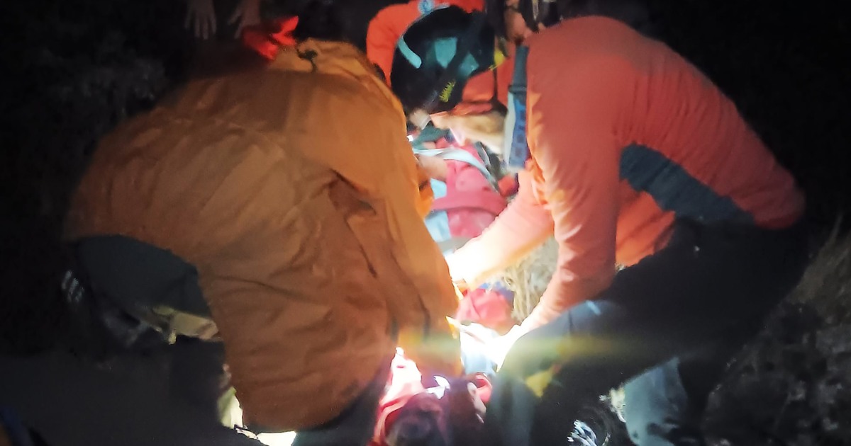 Спасен турист, след като остана в капан под камък от 10 000 паунда за 7 часа в планините на Калифорния