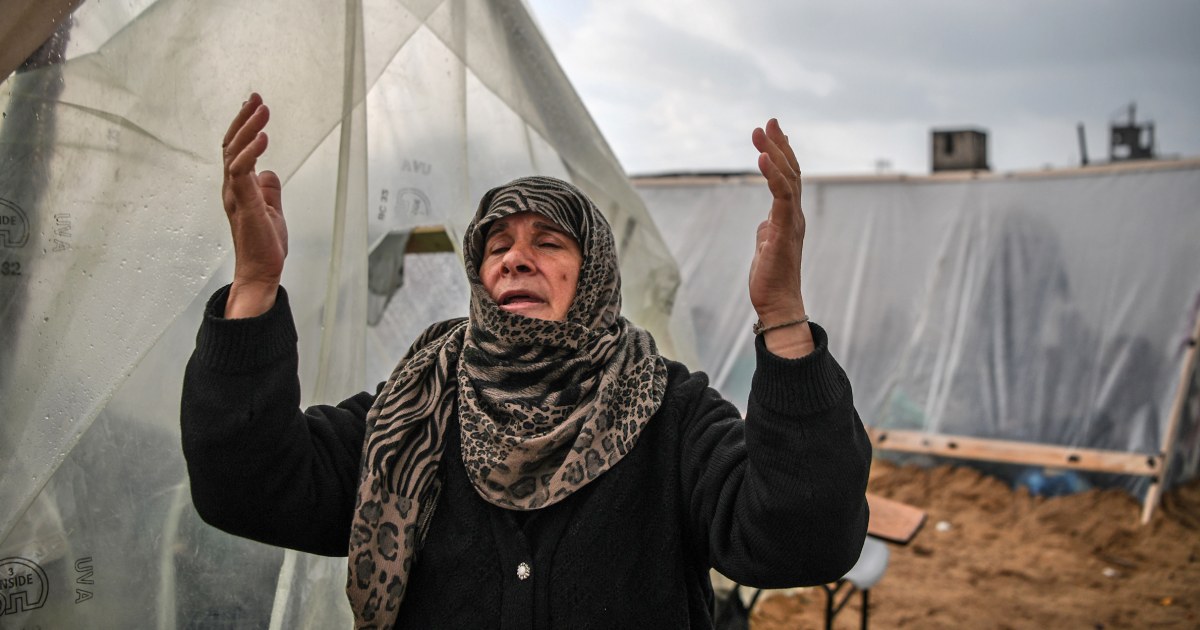 „Бог да ни е на помощ“: Разселените жители на Газа, които избягаха от бомбардировките, сега са изправени пред здравна криза в импровизиран палатков град