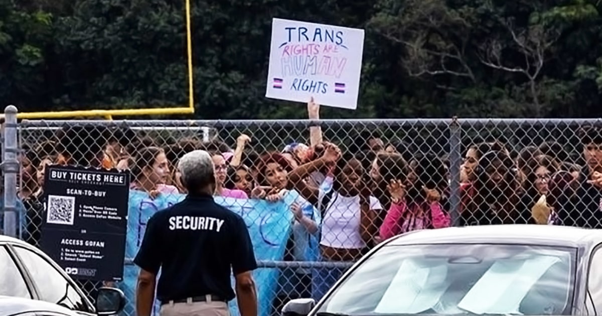 Властите на Флорида временно забраниха на транссексуална ученичка да участва