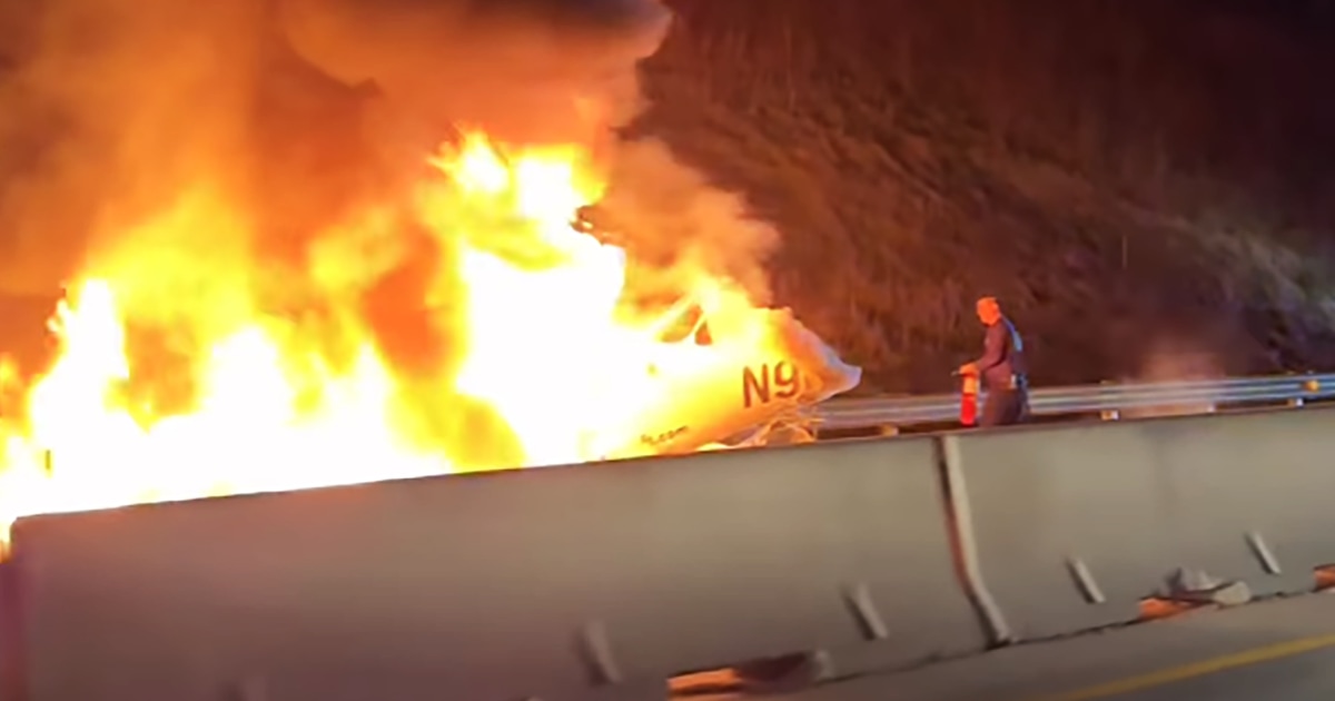 Едномоторен самолет с двама пътници избухна в пламъци, след като се разби в магистрала в Северна Каролина