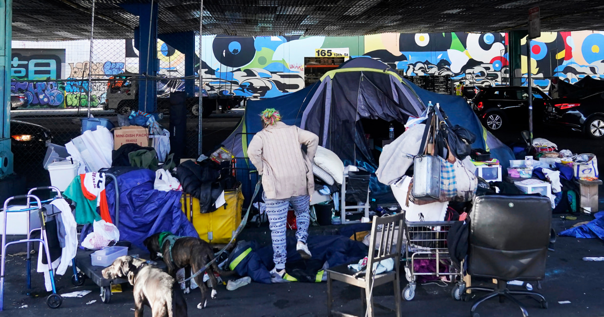 Бездомността достига най-високото си отчетено ниво, тъй като наемите скочат и помощта за пандемия изтича, САЩ казват
