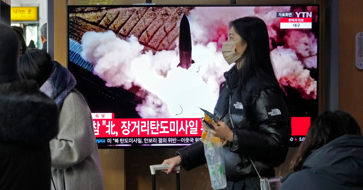 Северна Корея изстреля предполагаема балистична ракета с голям обсег в морето при първото изстрелване от месец