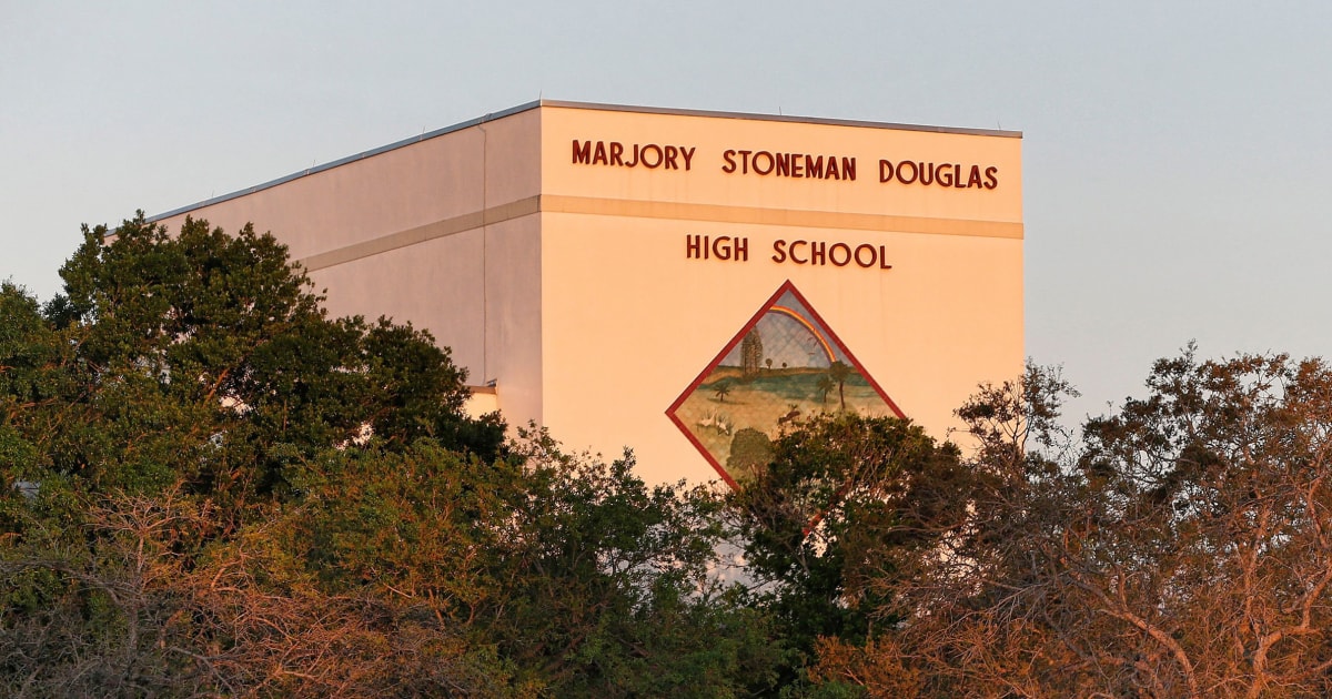 Петима тийнейджъри са обвинени във видеозапис на побой в гимназия Марджъри Стоунман Дъглас