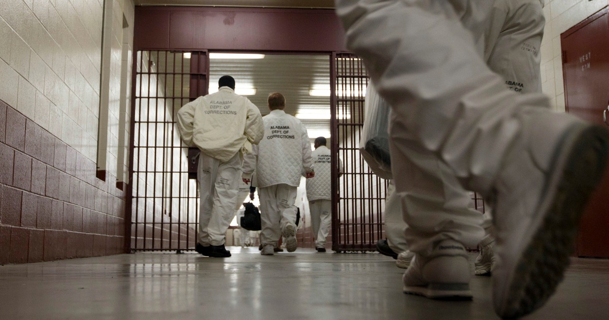Бивш поправителен офицер от Алабама, осъден за нападение над задържан затворник и прикриване