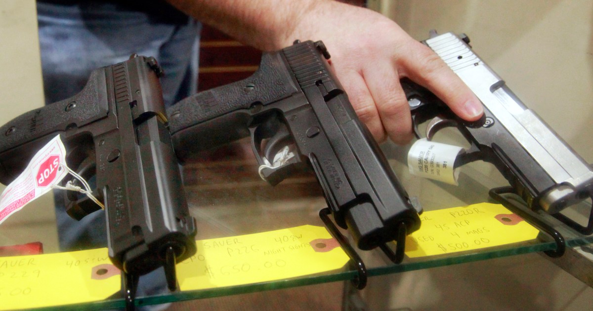 Калифорнийски закон, който би забранил носенето на огнестрелни оръжия на повечето обществени места, блокиран от федерален съдия
