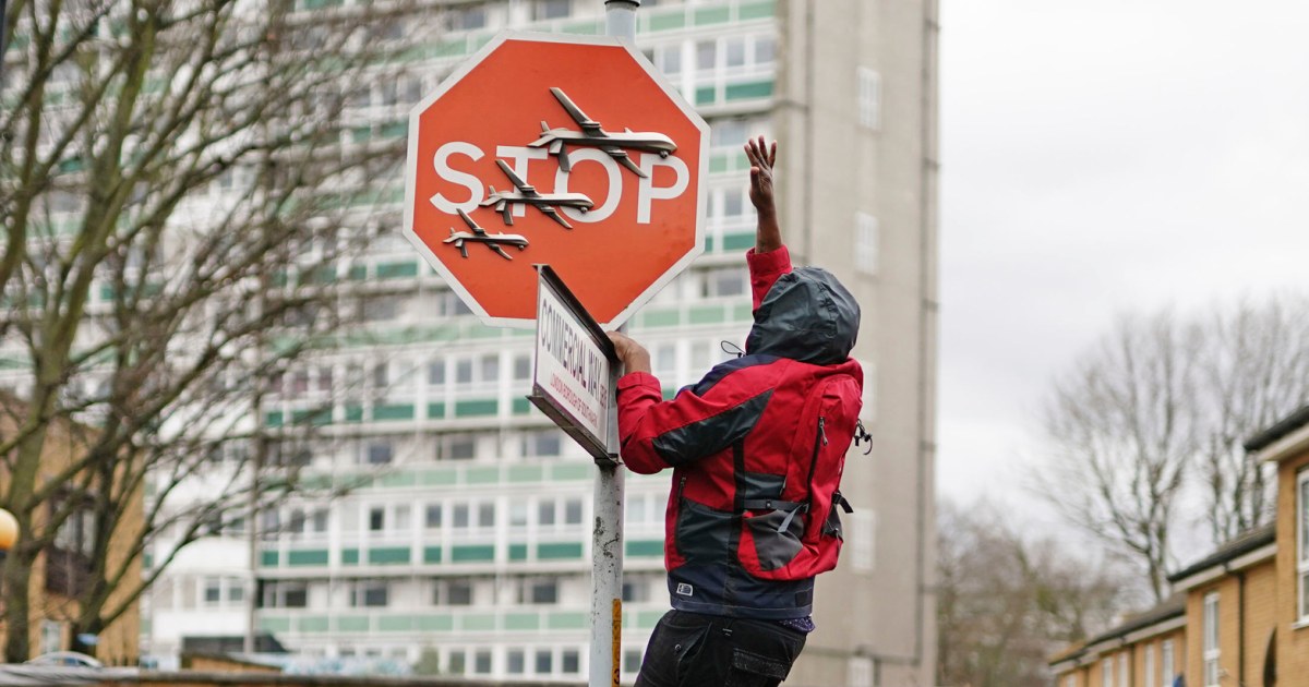 Втори заподозрян е арестуван за кражба на произведение на знака за спиране на Banksy, включващо военни дронове