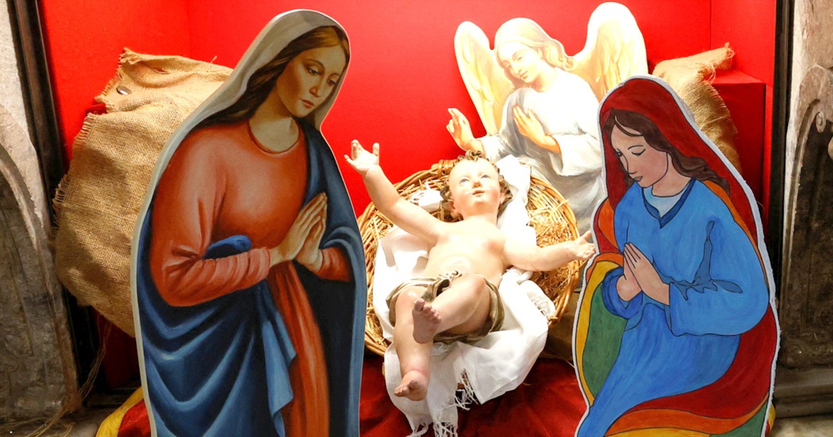 Църковна сцена на Рождество Христово която включва две майки на