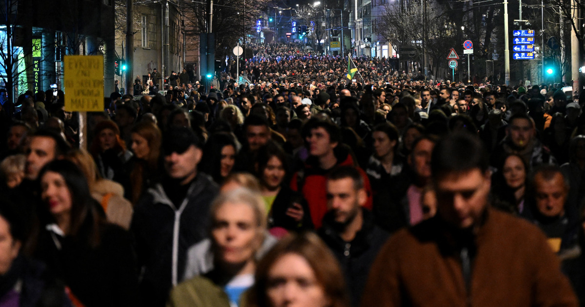 БЕЛГРАД, Сърбия — Няколко хиляди души се събраха пред сградата