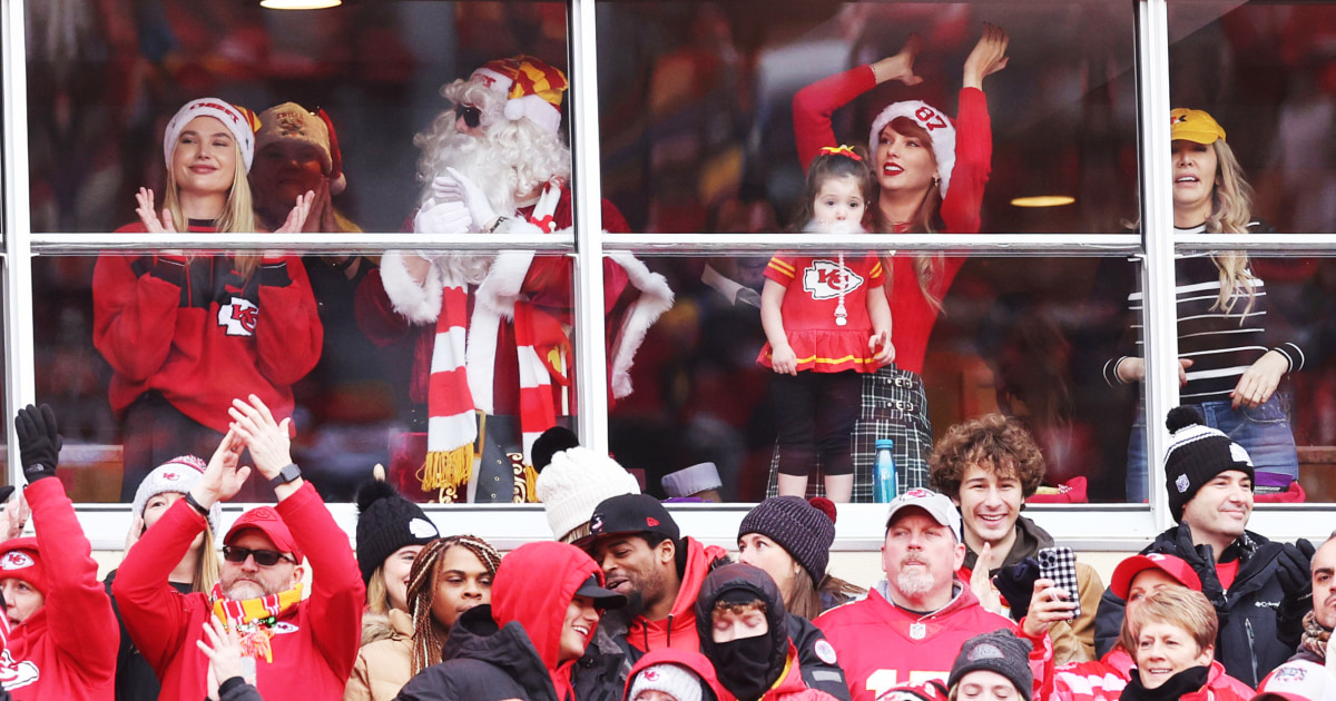 Taylor Swift cheers on boyfriend Travis Kelce at Christmas Day Chiefs game