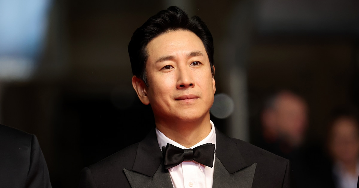 СЕУЛ Южна Корея — Южнокорейският актьор Лий Сун кюн от носителя