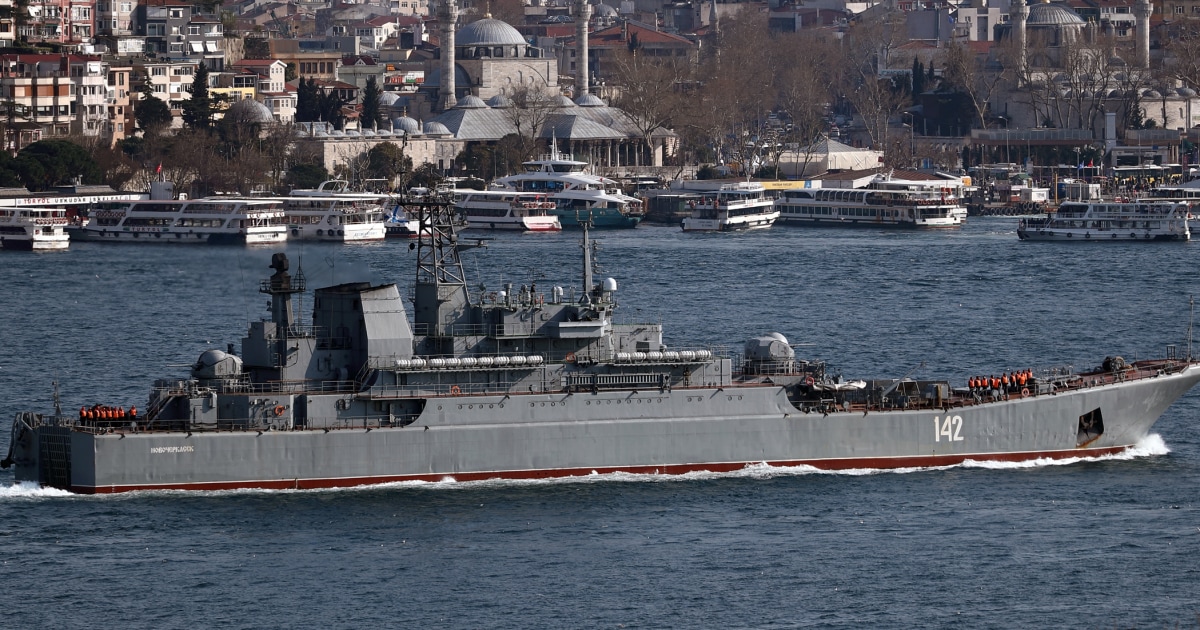МОСКВА — Украйна удари голям руски десантен военен кораб в