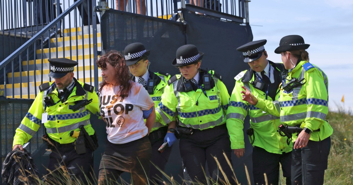 ЛОНДОН — За държане на табела пред сградата на съда