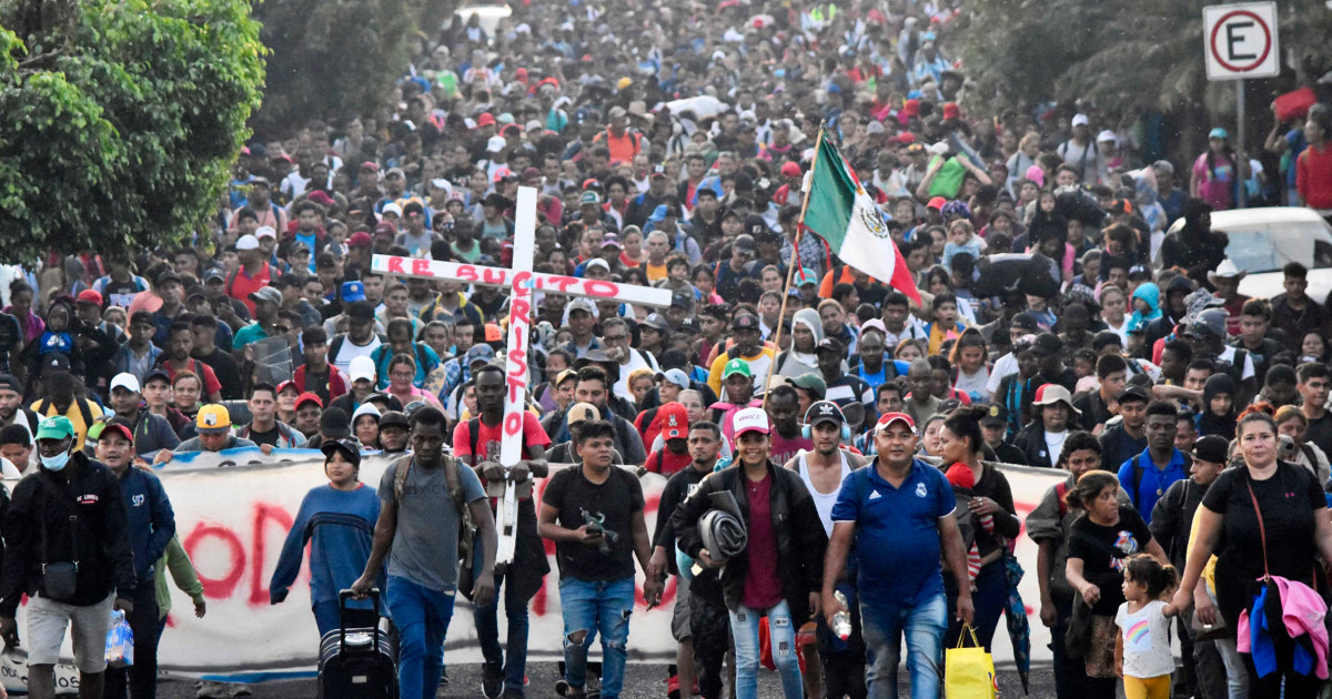Керван от мигранти се насочва към южната граница на САЩ преди пътуването на Блинкен до Мексико