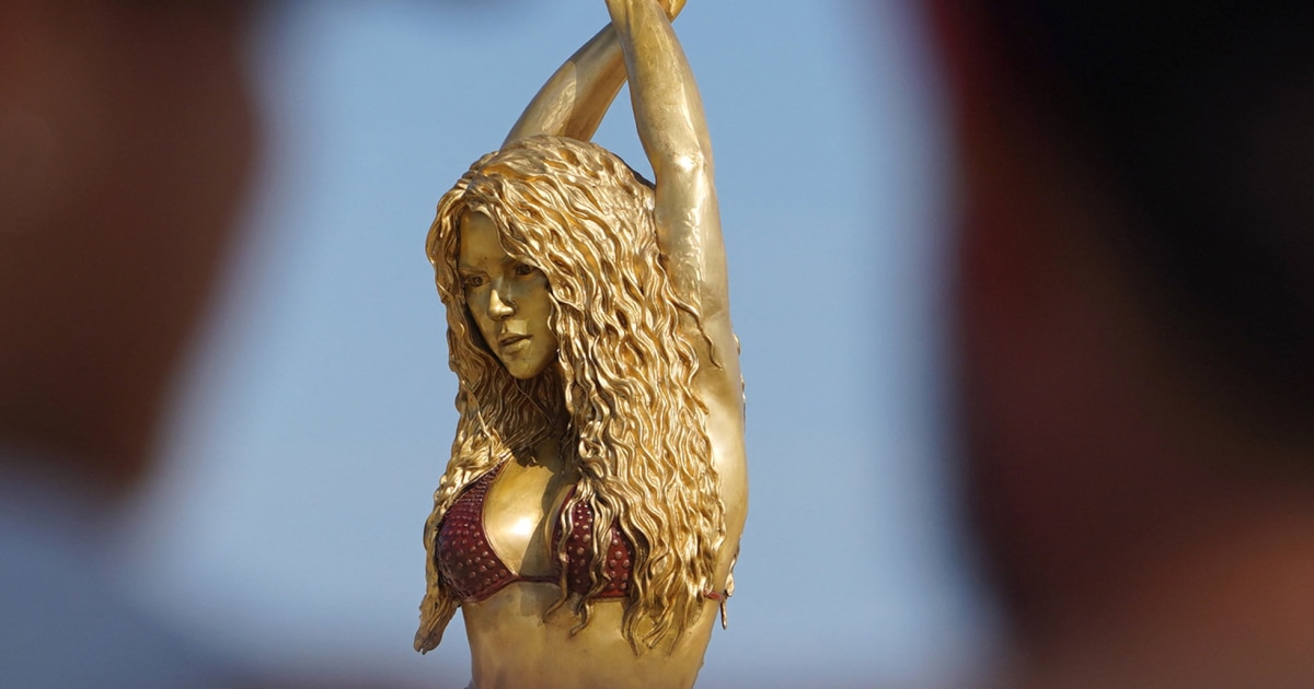 Родният град на Шакира открива гигантска статуя на любимата колумбийска поп звезда