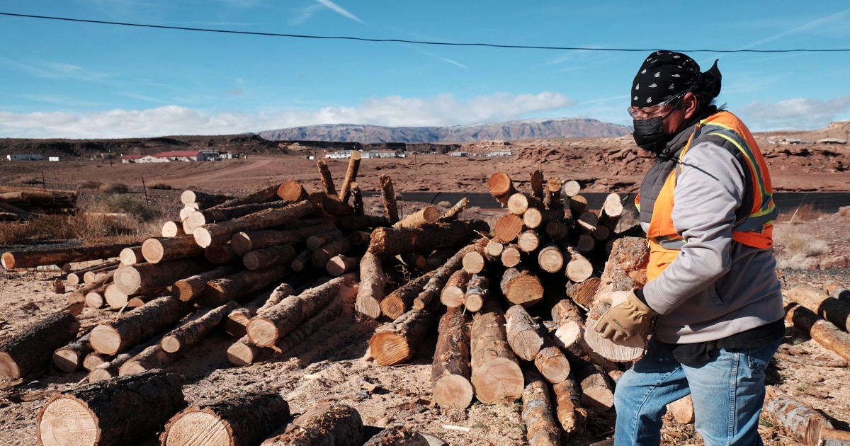 В Навахо Нация, където има недостиг на дърва за огрев, националните гори покриват сметката