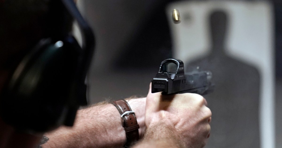 Калифорнийският закон, забраняващ повечето огнестрелни оръжия на обществени места, влиза в сила, тъй като съдебната борба за него продължава