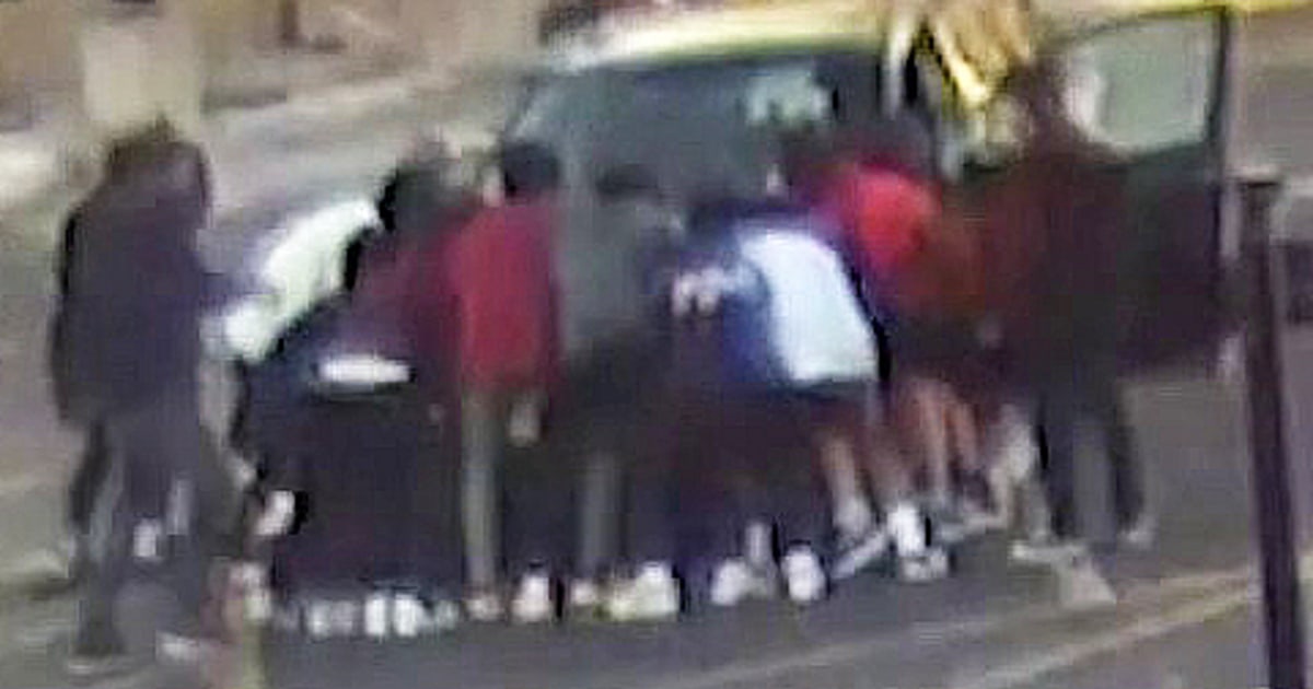 Ученици от гимназията вдигат кола, за да освободят майка и нейния 2-годишен син, заклещени отдолу