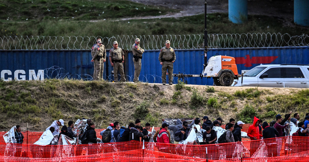 САЩ отбелязват спад в незаконното преминаване на границата, след като Мексико засили правоприлагането