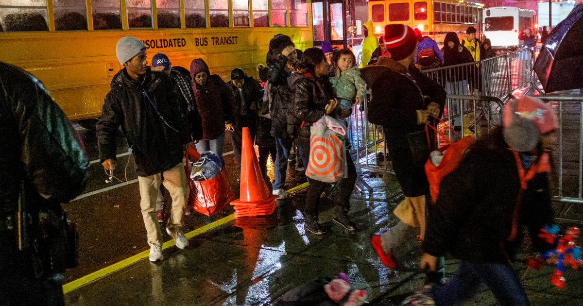 Решението на град Ню Йорк да премести близо 2000 мигранти