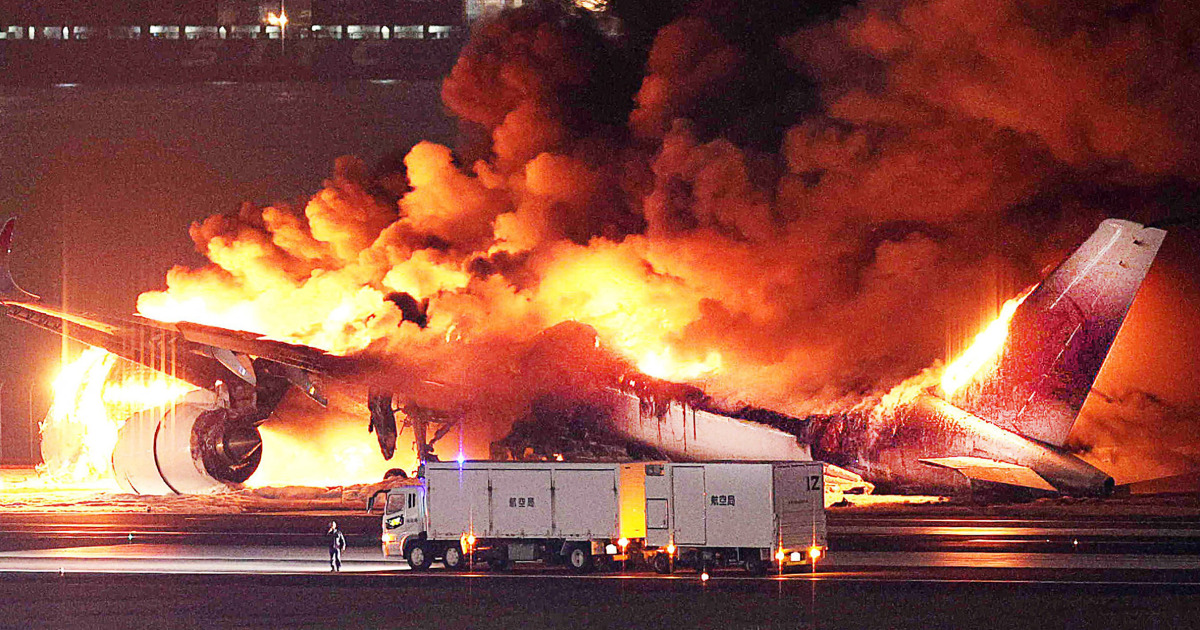 Вътре в хаоса на полета на Japan Airlines след катастрофата в Токио, оставила 5 жертви