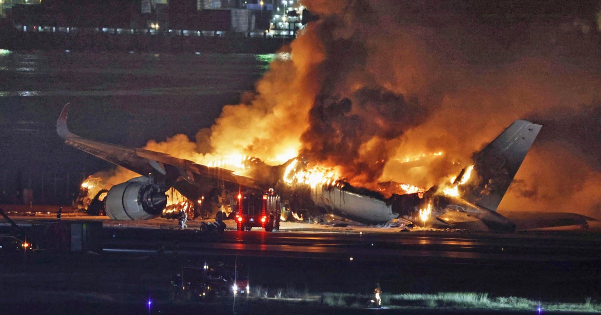 Пътнически избягал самолет, обхванат от пламъци на японското летище
