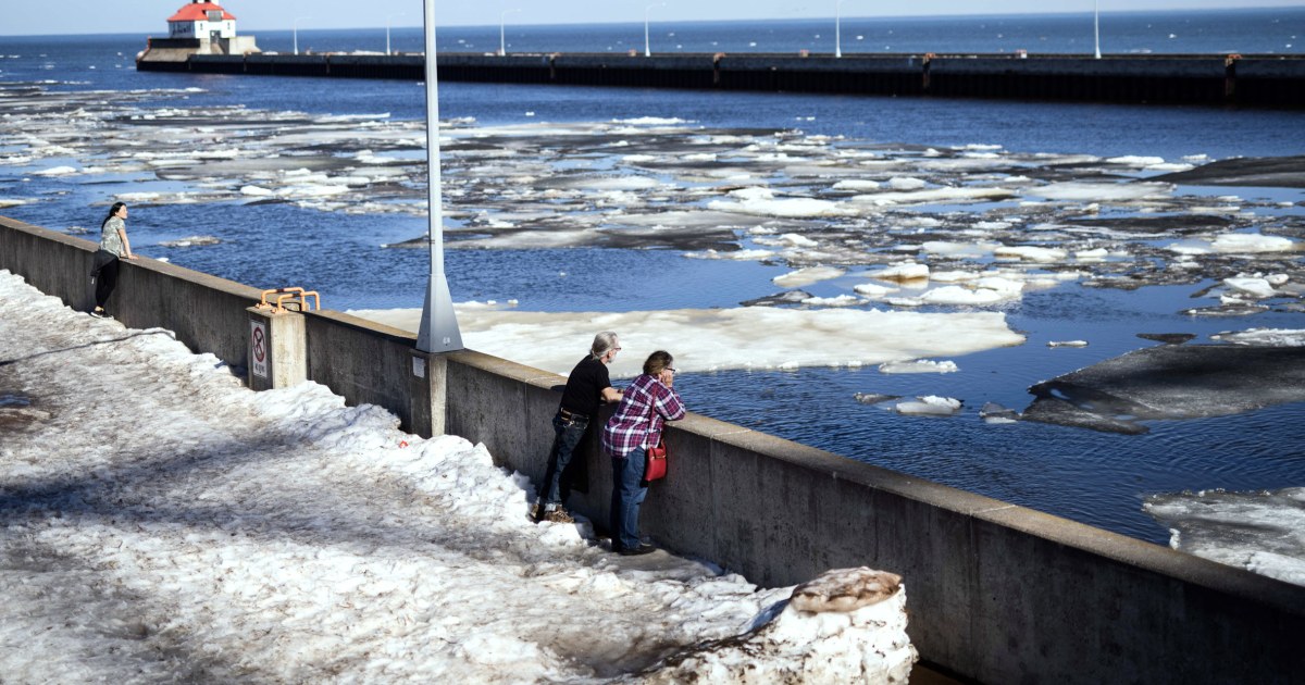 Големите езера виждат малко лед, тъй като по-високите температури продължават