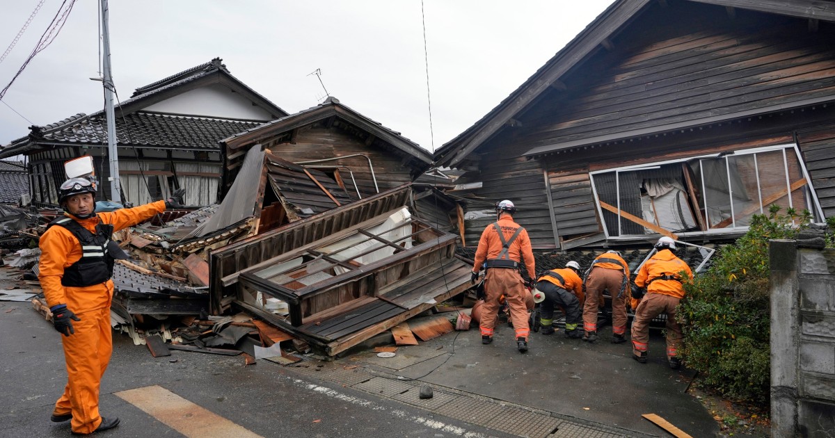 Спасителите се надпреварват с времето в търсене на оцелели в Япония след мощни земетресения, оставили 65 жертви