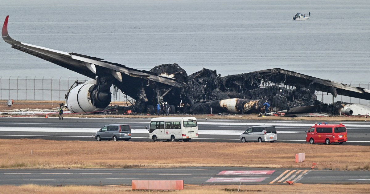 Огнена катастрофа между два самолета на летището в Токио, изследвана от японски служители