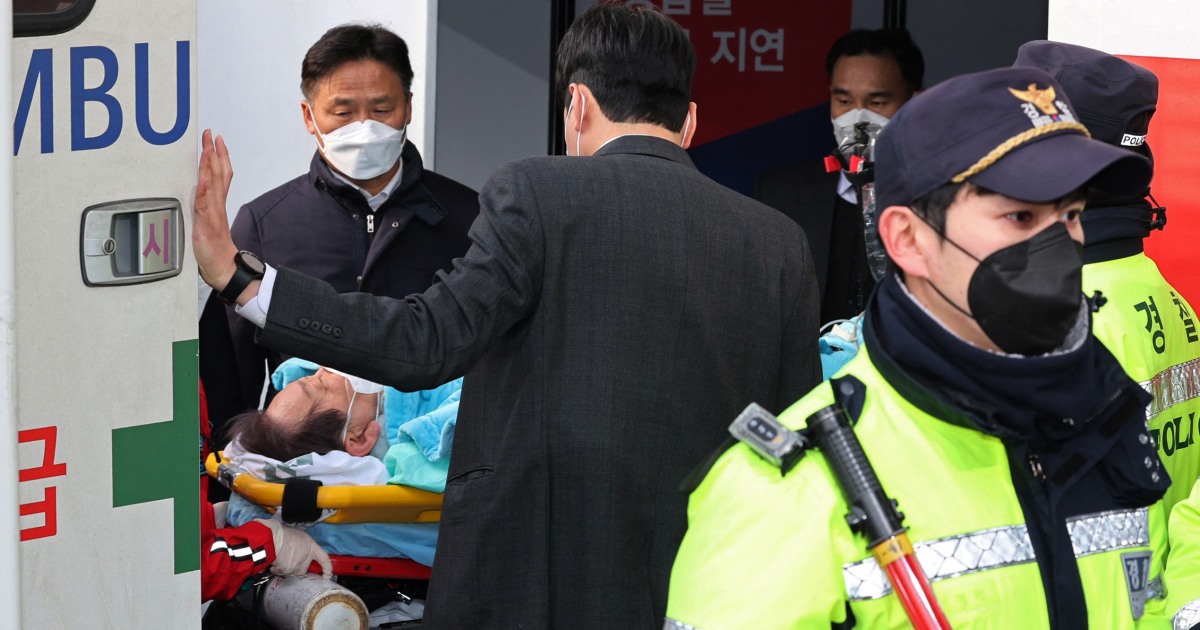 Южнокорейската полиция нахлу в къщата на заподозрян, намушкал опозиционния лидер във врата