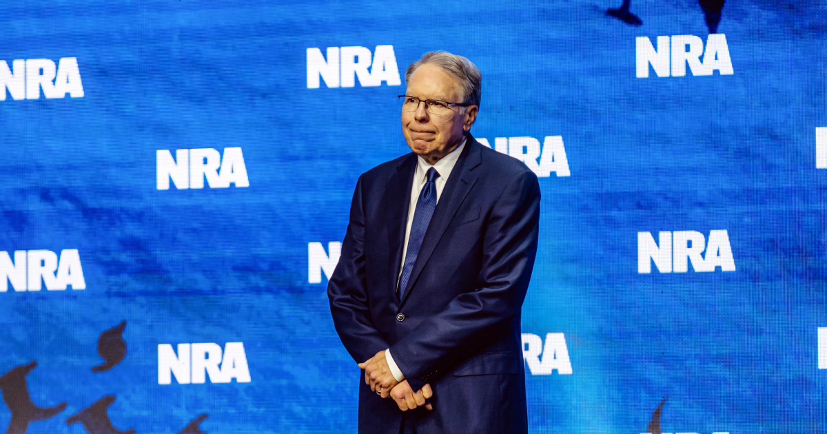 Гражданският процес на NRA заплашва да разтърси организацията за правата върху оръжията дори с оставката на лидера