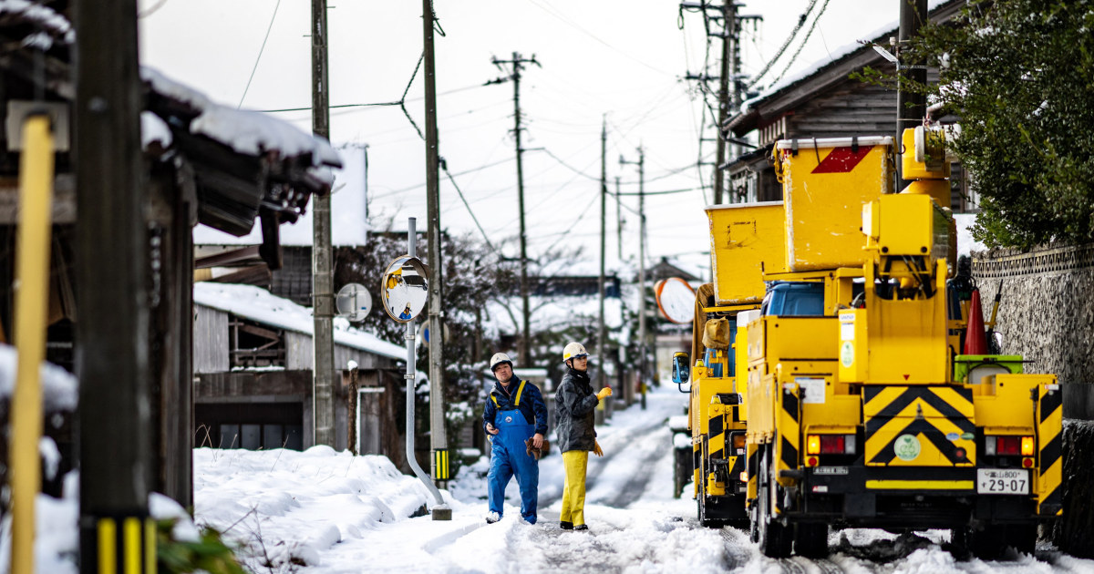 Оцелелите от земетресението в Япония, без ток или вода, търсят новини за планове за възстановяване