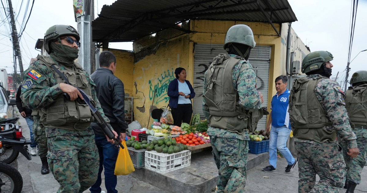 В Еквадор въоръжени мъже нахлуха в телевизия на живо, докато страната е разтърсена от атаки