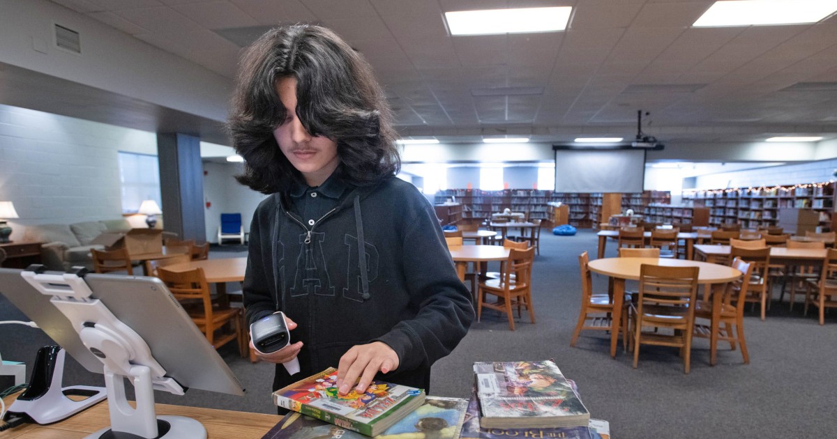 Училищен район във Флорида изтегли за преглед над 1600 книги