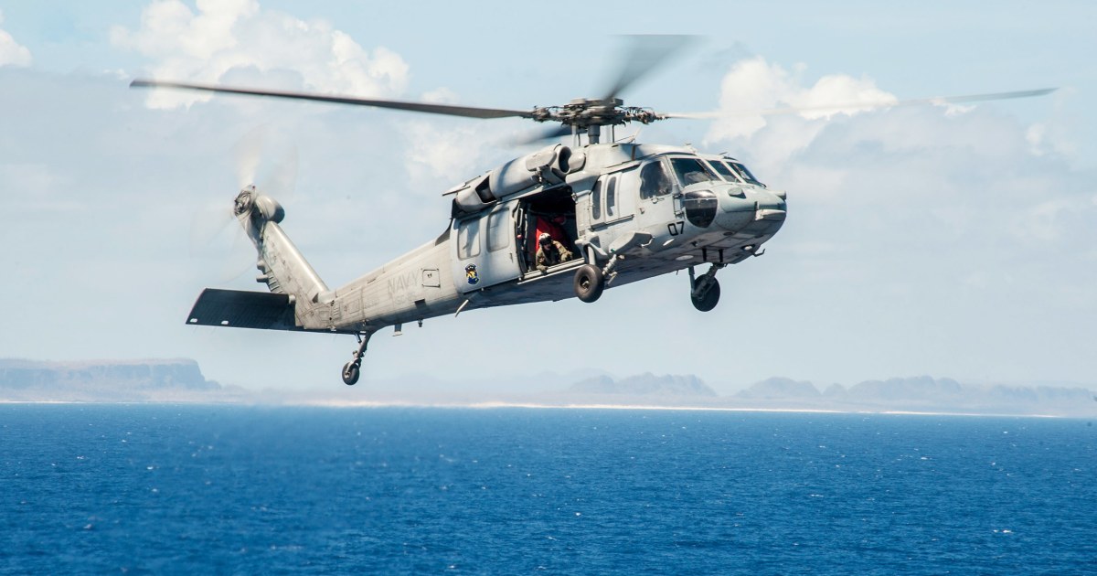 Всички 6 оцеляват, когато хеликоптер на ВМС се разбива във вода близо до Сан Диего