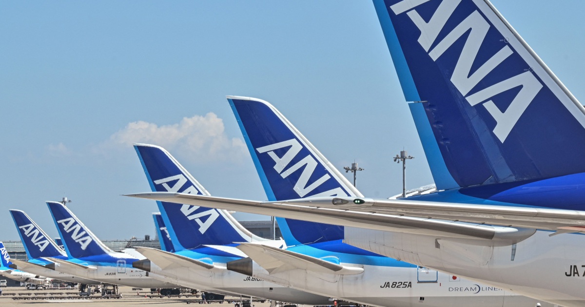 Пукнат прозорец в пилотската кабина на самолета Boeing принуждава полет на All Nippon Airways да се върне
