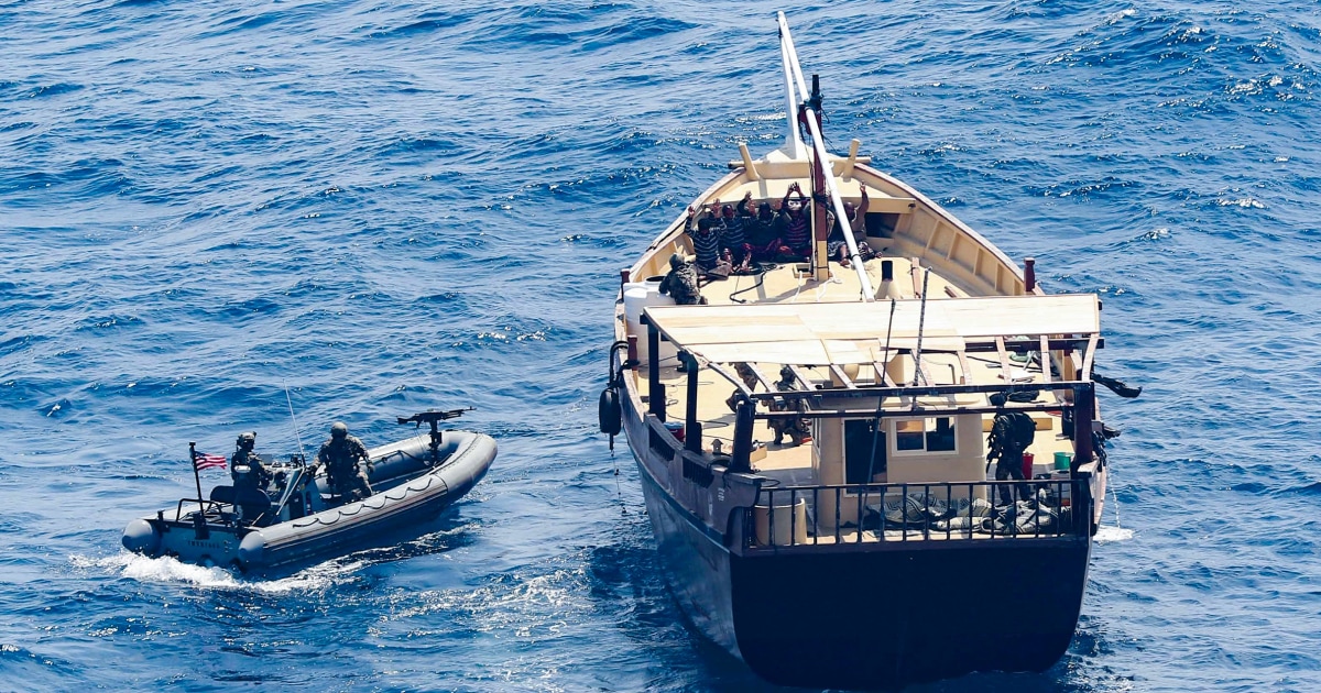 Военноморски тюлени изчезнали, след като прескочили борда по време на търсене на оръжия, предназначени за Йемен