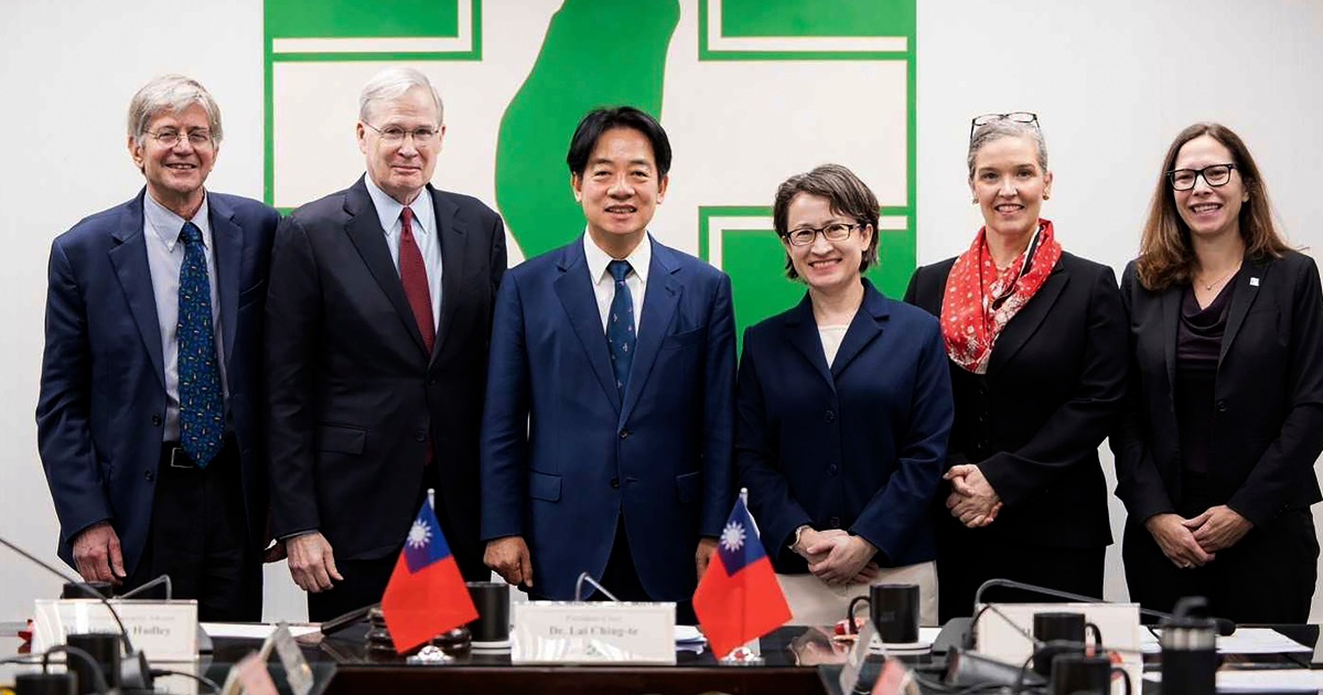 ТАЙПЕЙ Тайван — Делегация от бивши американски служители се срещна