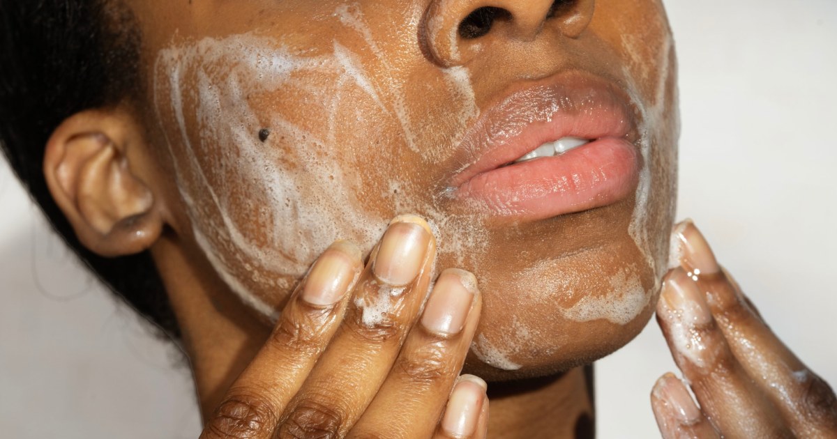 Най-добрите почистващи препарати за суха кожа през 2024 г., според дерматолозите