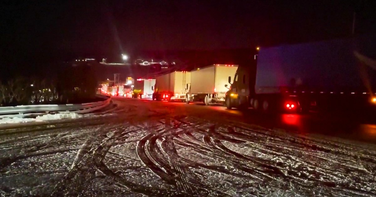 5 души бяха убити от ремарке на трактор, след като напуснаха превозни средства на заснежената магистрала в Пенсилвания