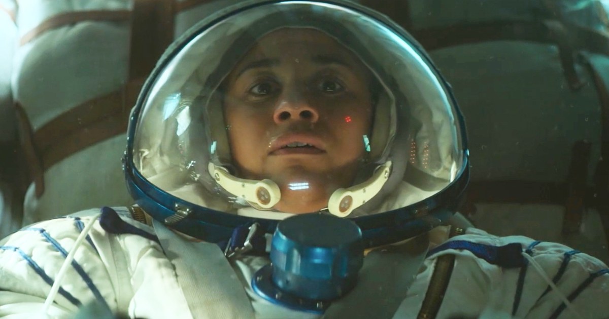 Ариана ДеБоз разрешава конфликт от космоса в новия филм „I.S.S.“