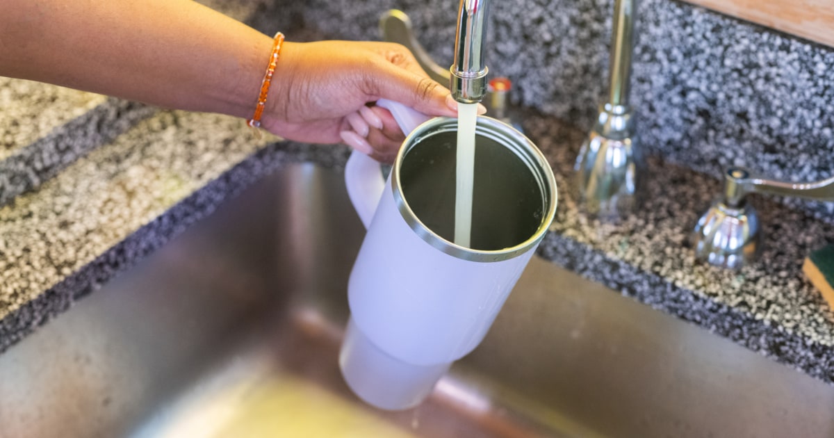 Как да почистите бутилка вода за многократна употреба, според експерти