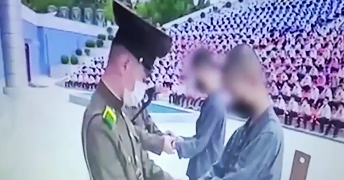 Видео от вътрешността на Северна Корея показва двама тийнейджъри, публично