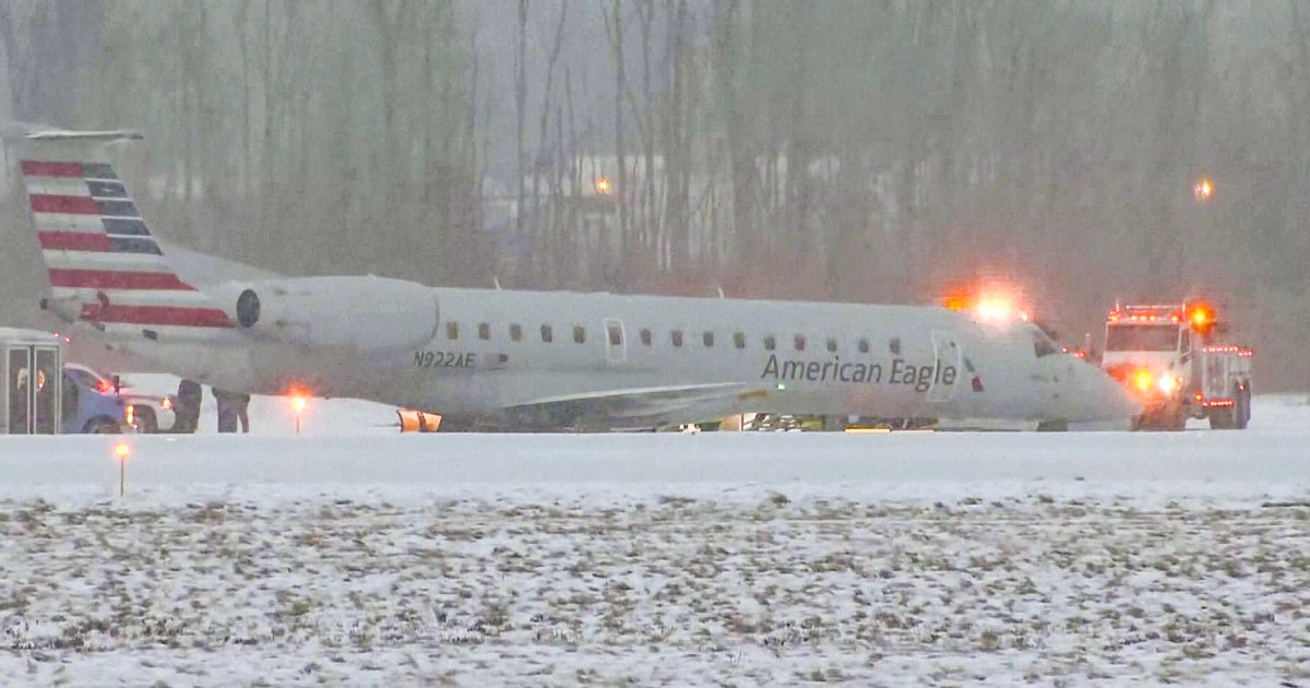 Самолет на American Airlines се изплъзна от заснежената писта на Рочестър малко след кацане