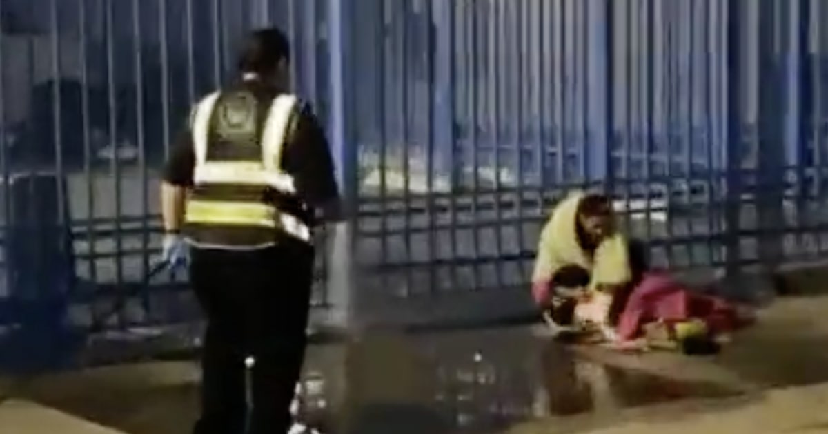 Видео показва бездомен човек, който се катери, докато служител с нестопанска цел пръска тротоара на Лос Анджелис с маркуч за вода