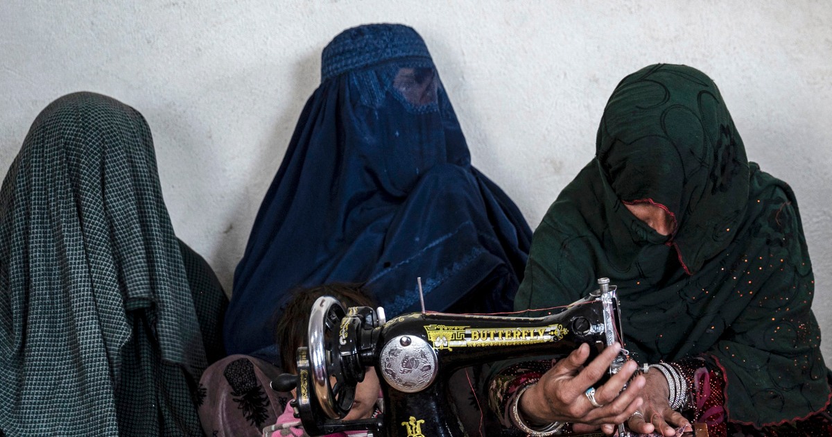 Талибаните налагат ограничения върху самотни и непридружени афганистански жени, казва ООН