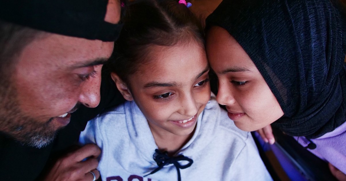 Бащата приветства дъщерите „чудо“, които бяха извадени от развалините след израелския удар