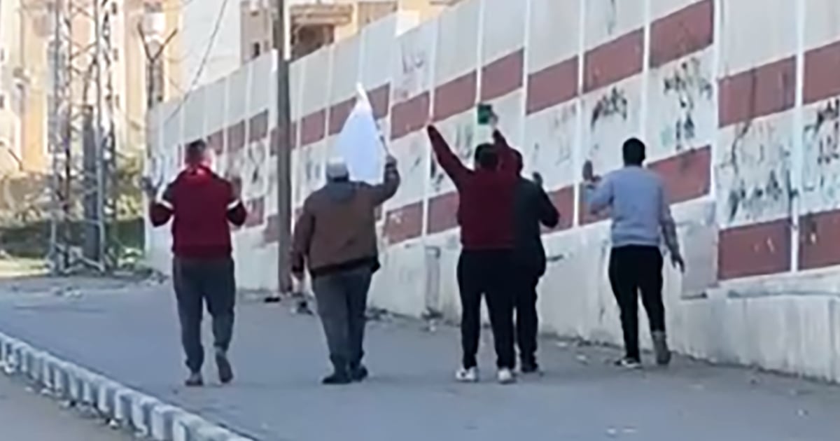 Група палестински мъже, развяващи бяло знаме, са стреляни, оставяйки 1 убит