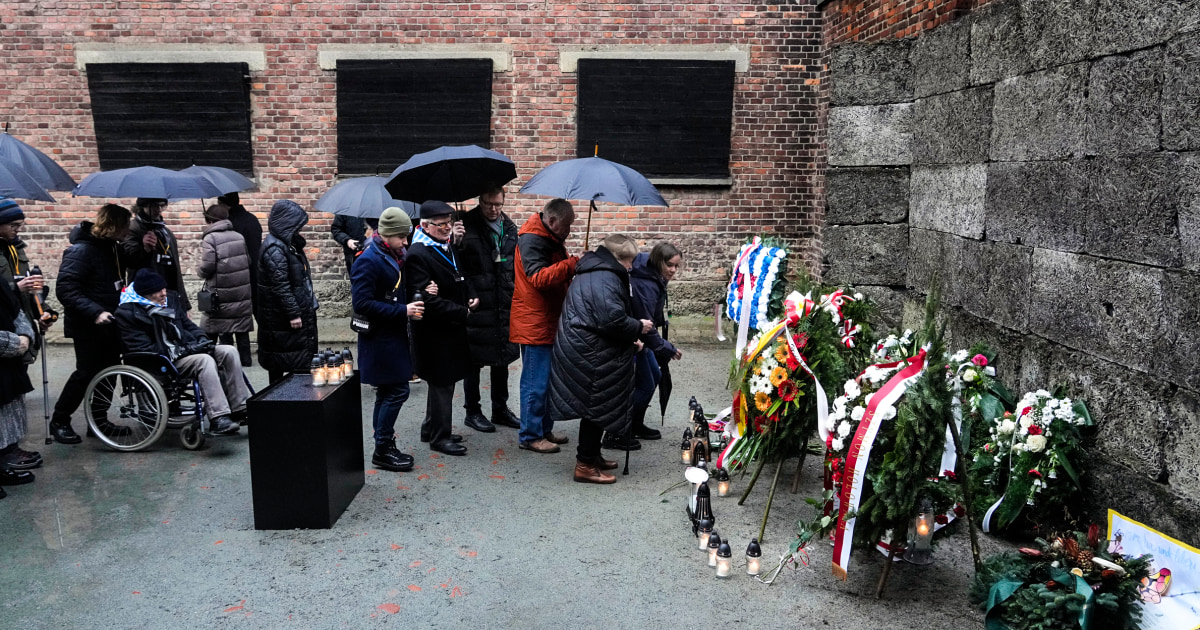 Los supervivientes de los campos de exterminio nazis celebran el 79º aniversario de la liberación de Auschwitz en el Día del Recuerdo del Holocausto