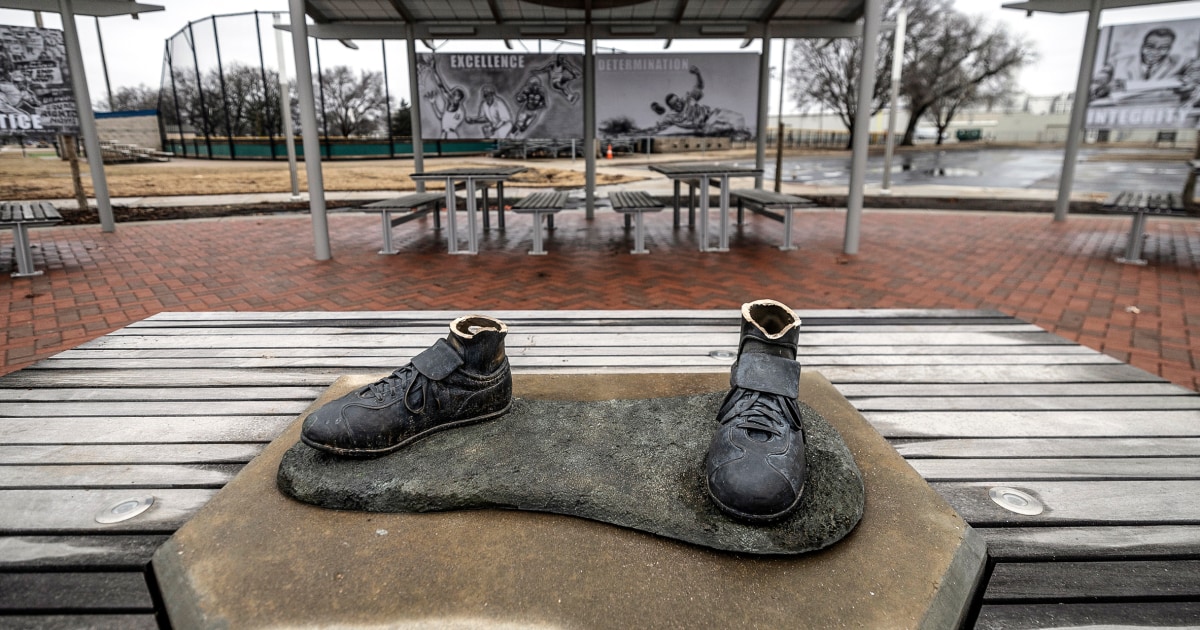 Статуя на Джаки Робинсън е открадната от парк в Канзас, след като скулптурата е отрязана на глезените
